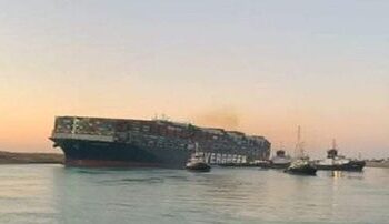 بدء تعويم سفينة (ايفر غيفن)