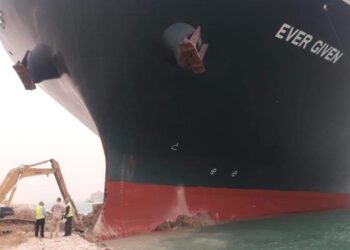 CNN عن مسؤول ملاحي: السفينة التي تغلق قناة السويس قد يتم إزاحتها مساء السبت