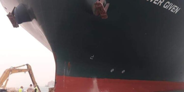 CNN عن مسؤول ملاحي: السفينة التي تغلق قناة السويس قد يتم إزاحتها مساء السبت