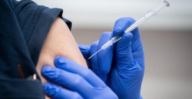 الإمارات تمنح الحق في التطعيم المجاني بـ "سبوتنيك V" لجميع المواطنين والزوار