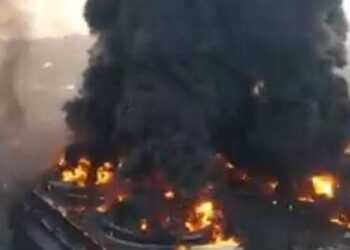 إصابة 5 أشخاص جراء حريق هائل بمصفاة نفط في إندونيسيا