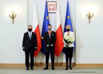 الرئيس البولندي يكرم ليفاندوفسكي