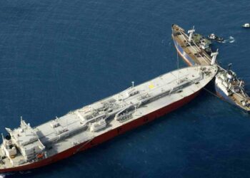 ناقلة نفط تصطدم بسفينة شحن قبالة سواحل الفلبين