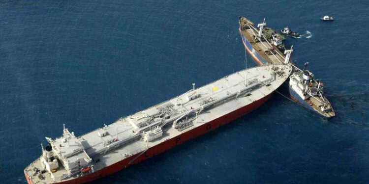 ناقلة نفط تصطدم بسفينة شحن قبالة سواحل الفلبين