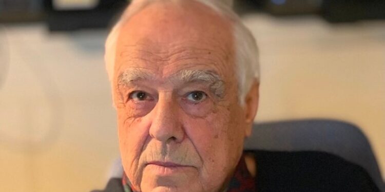 أحد أغنى رجال بريطانيا يقتل طعناً في قصره