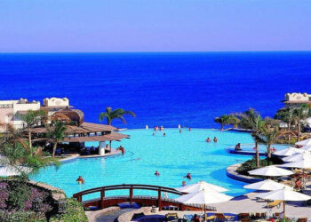 لافروف: نتوقع استئناف الرحلات إلى المنتجعات المصرية قريبا