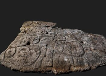 لوح حجري عمره 2000 عام..