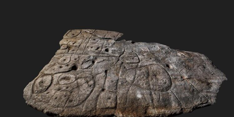 لوح حجري عمره 2000 عام..