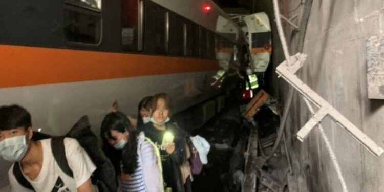 تايوان .. مقتل العشرات في حادث خروج قطار عن مساره