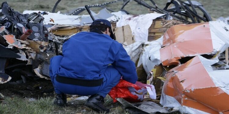 مقتل أربعة أشخاص في تحطم طائرة شرق باريس