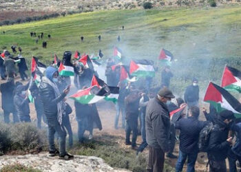 إصابة عدد من الفلسطينيين جراء قمع الاحتلال مظاهرات في الضفة الغربية والقدس