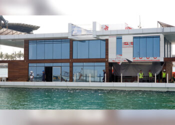 بيت عائم ومتحرك صديق للبيئة في الإمارات..