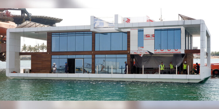 بيت عائم ومتحرك صديق للبيئة في الإمارات..