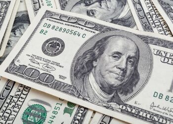 الدولار يهوي لأقل مستوى في أكثر من شهرين