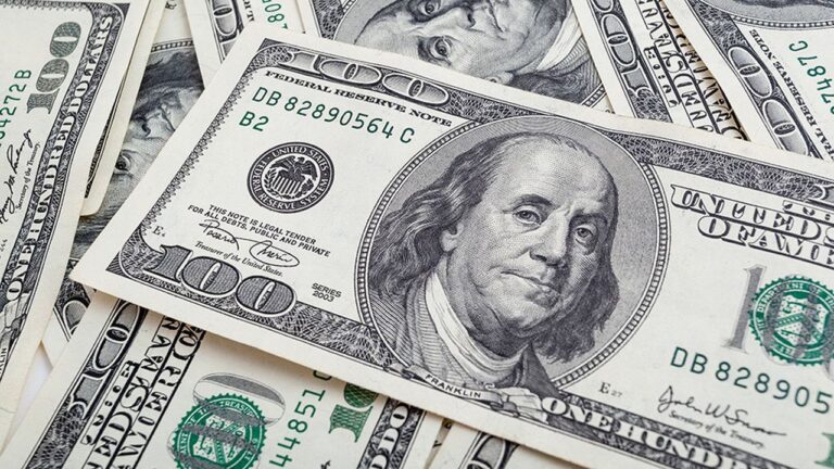 الدولار يهوي لأقل مستوى في أكثر من شهرين