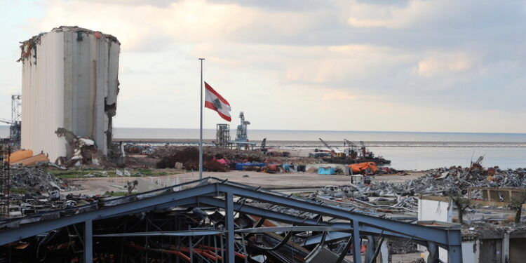 اندلاع حريق في محيط مرفأ بيروت