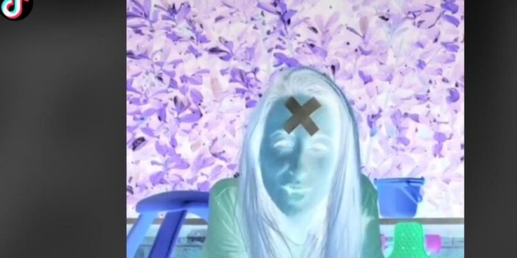 مقطع فيديو لطبيبة نفسية يشعل مواقع التواصل الاجتماعي