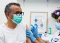 مدير منظمة الصحة العالمية يتلقى لقاح كورونا