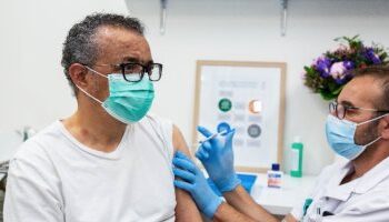 مدير منظمة الصحة العالمية يتلقى لقاح كورونا
