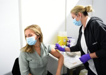 هيئة تنظيم الأدوية الأميركية تضيف تحذيرا من إصابة نادرة بالتهاب في القلب بعد تلقي لقاحي فايزر وموديرنا