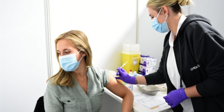 هيئة تنظيم الأدوية الأميركية تضيف تحذيرا من إصابة نادرة بالتهاب في القلب بعد تلقي لقاحي فايزر وموديرنا