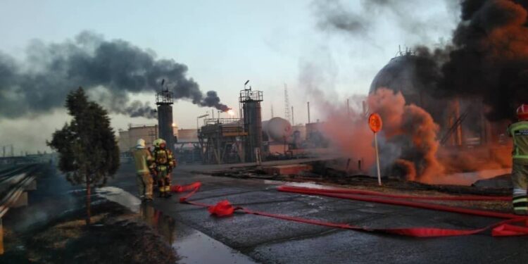 النيران تشتعل في 18 خزانا للنفط في مصفاة طهران