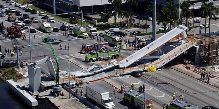 انهيار جسر للمشاة في واشنطن