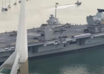 تدريبات عسكرية روسية قرب حاملة طائرات بريطانية في المتوسط
