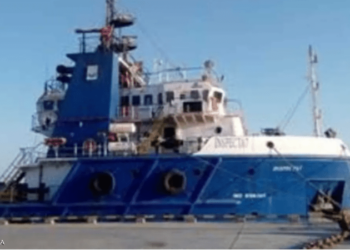 تسرب الماء إلى السفينة البترولية أدى إلى غرقها و مصرع قبطانها