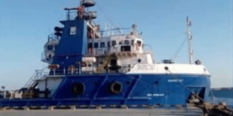 تسرب الماء إلى السفينة البترولية أدى إلى غرقها و مصرع قبطانها