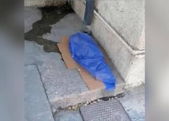 قطعة من الكرتون هي كل ما تكرم به الجثة المرمية أرضا ..