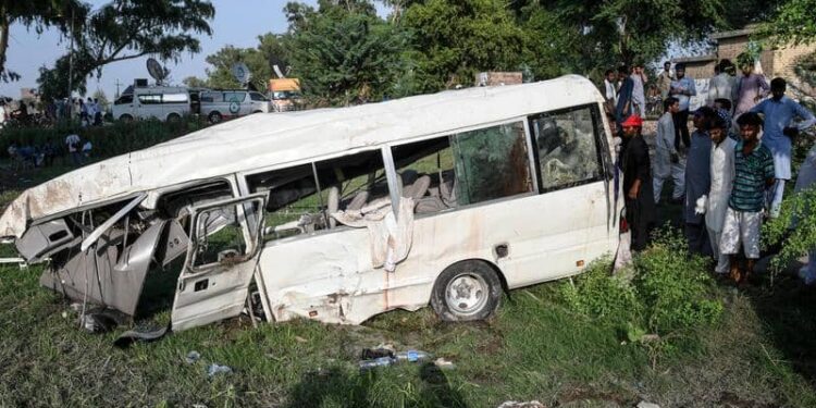 باكستان .. عشرات القتلى والجرحى في حادث سير مروع