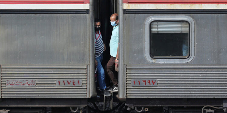 مصر.. خروج عربة قطار عن القضبان