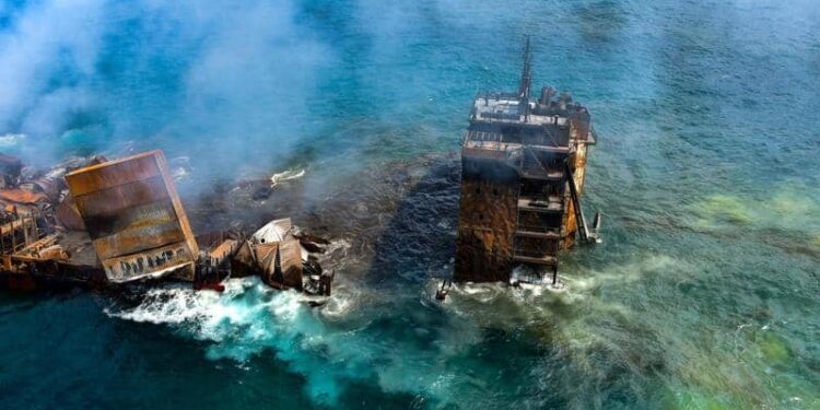 سريلانكا تستعد لمواجهة كارثة بيئية مع غرق سفينة محترقة