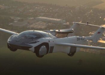 سيارة “آير كار” الطائرة تكمل رحلة جوية بين مطارين