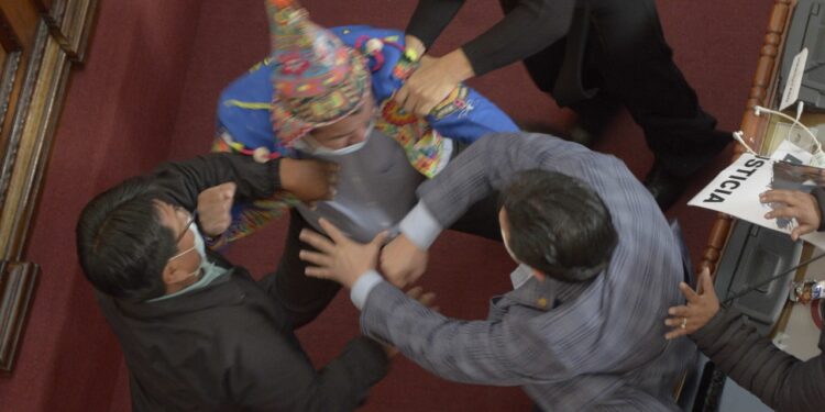 بوليفيا .. عراك بين النواب خلال جلسة في البرلمان