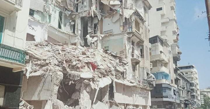 مصر.. البحث عن أشخاص تحت الأنقاض إثر انهيار عقار قديم في الإسكندرية