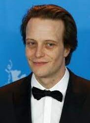 أوجست ديل يؤدي دور “إبليس” في فيلم “المعلم ومارغاريتا”