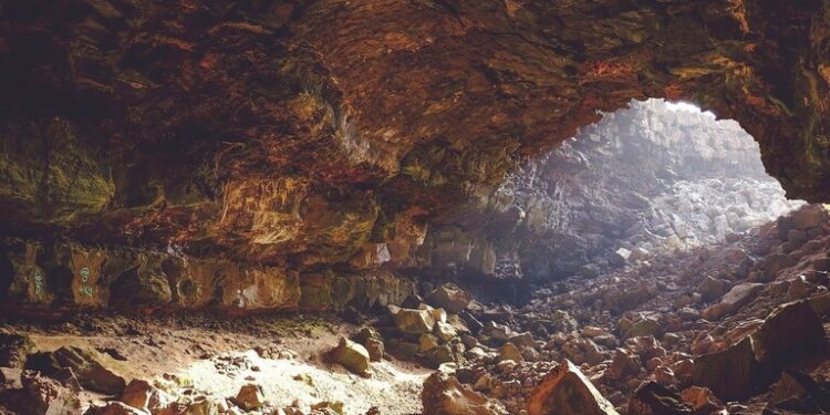 اكتشاف كومة عظام تعود إلى 7 آلاف عام تغطي أرضية أنبوب حمم بركانية في السعودية