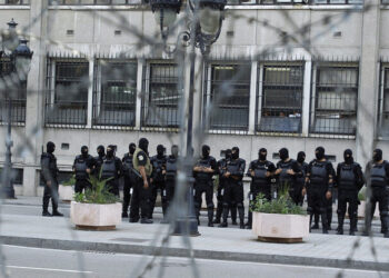 رويترز عن مصادر أمنية: الرئيس التونسي يكلف مدير الأمن الرئاسي بالإشراف على وزارة الداخلية