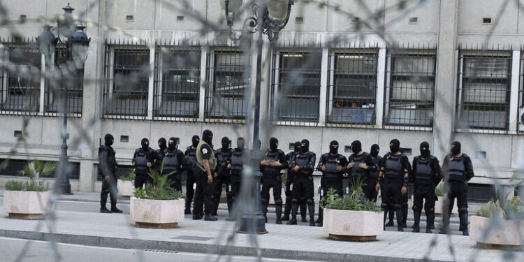 رويترز عن مصادر أمنية: الرئيس التونسي يكلف مدير الأمن الرئاسي بالإشراف على وزارة الداخلية