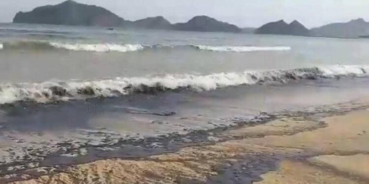 تنذر بكارثة بيئية.. جهود يمنية لتعويم السفينة الغارقة “ديا”