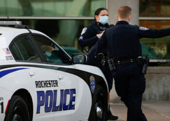 أمريكية تحتفظ لأشهر بجثتي طفلين في صندوق سيارتها