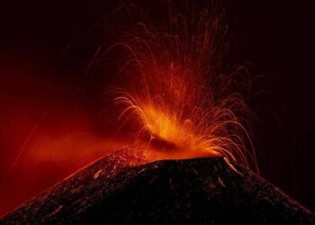 بركان على ساحل جزيرة صقلية يتسبب بإغلاق المطار