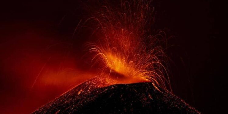 بركان على ساحل جزيرة صقلية يتسبب بإغلاق المطار