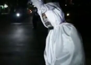 أندونيسيا .. أشباح موتى كورونا في الشوارع منعاً لانتشار العدوى ..