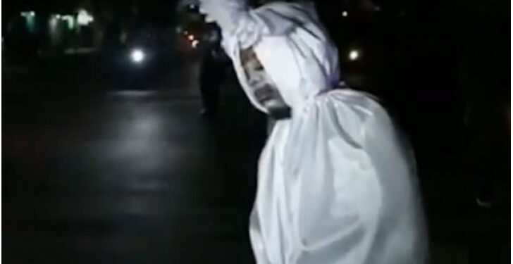 أندونيسيا .. أشباح موتى كورونا في الشوارع منعاً لانتشار العدوى ..