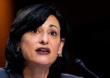 مسؤولة بالصحة الأمريكية: الملقحون آمنون من متغيرات كورونا