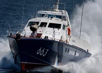 زورق صاروخي روسي يتوجه لإغاثة سفينة أوكرانية في البحر الأسود