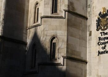 محكمة بريطانية تبرِّئ 3 من السود بعد 50 عاما في السجن..